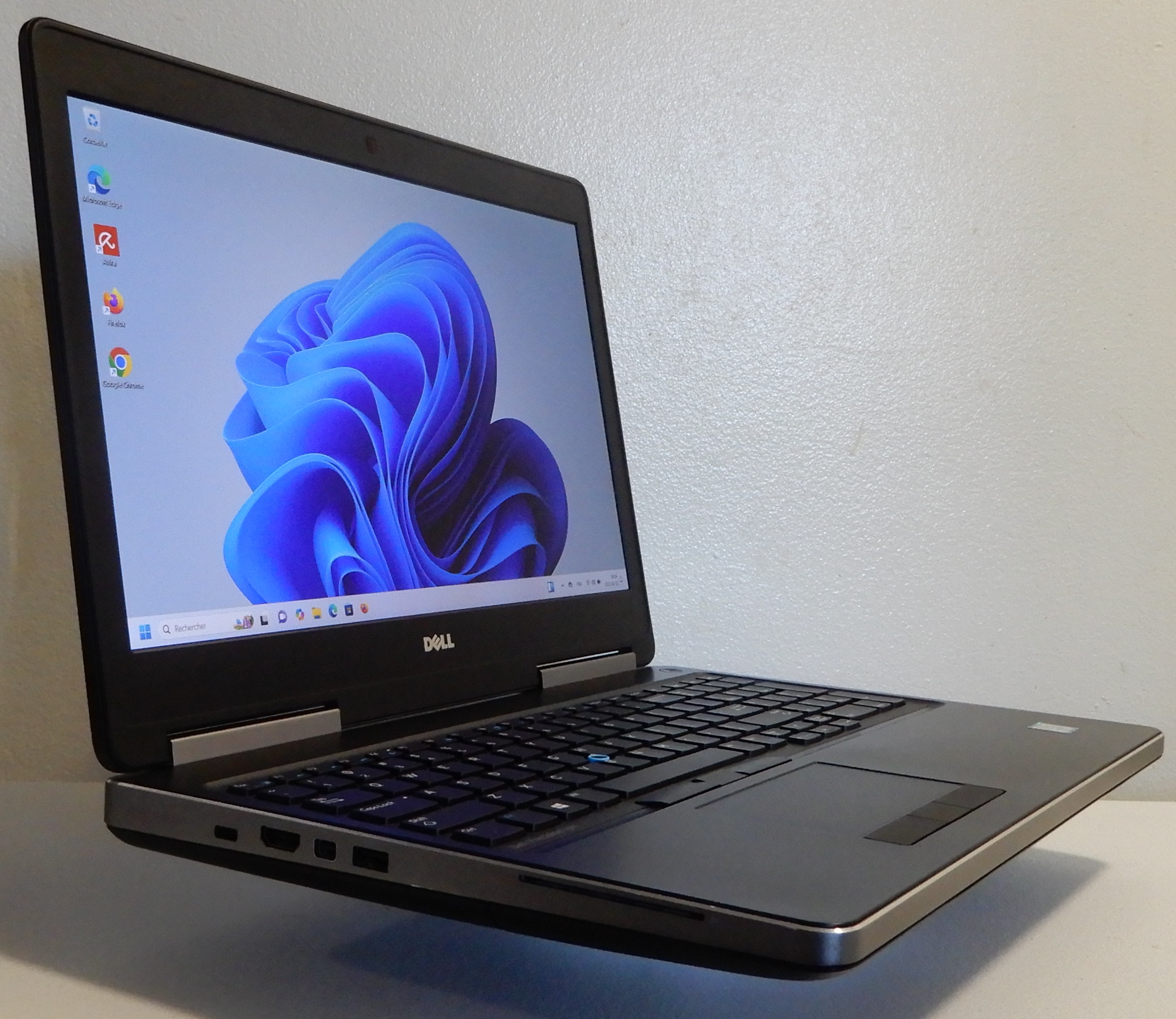 Image 1 de Dell Precision 7510-Xeon E3-1545M v5 2.9 GHz, 32 GB RAM, 1 TB SSD|NVIDIA & Iris Pro|Win. 11 Pro